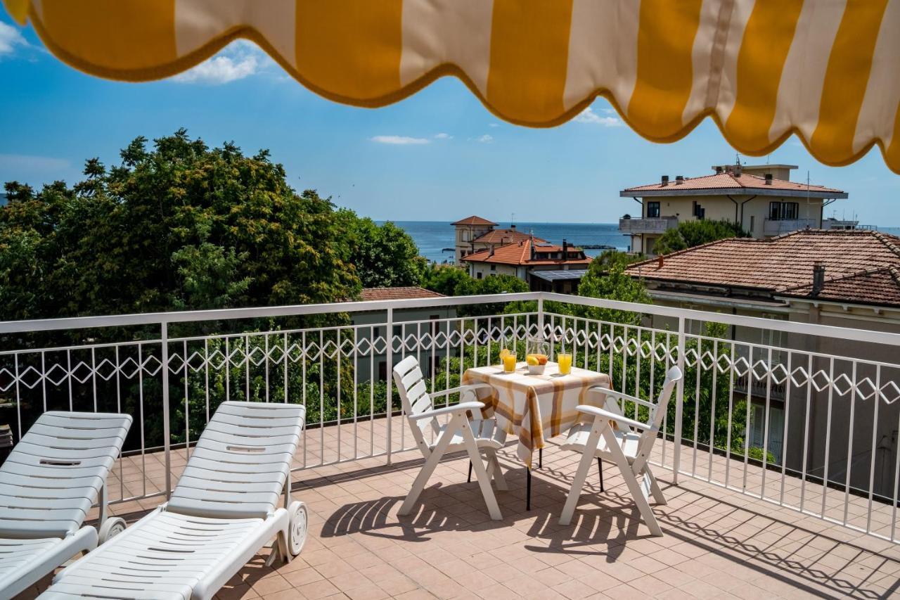 Hotel Villa Dei Fiori - Sul Mare Con Piscina Viserbella di Rimini المظهر الخارجي الصورة