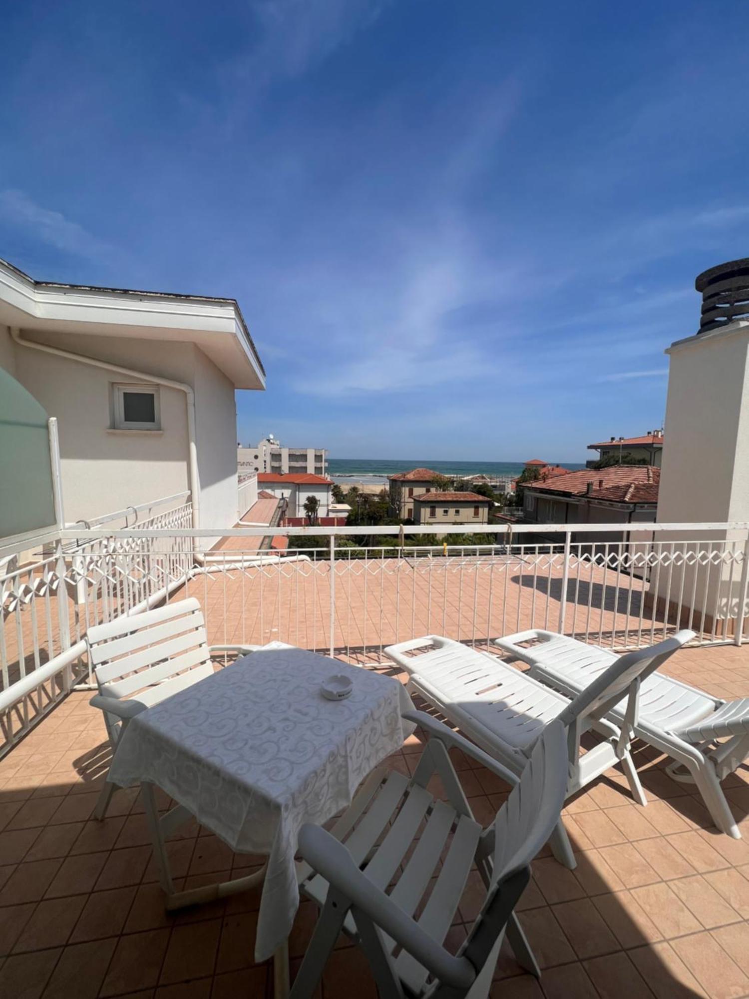 Hotel Villa Dei Fiori - Sul Mare Con Piscina Viserbella di Rimini المظهر الخارجي الصورة